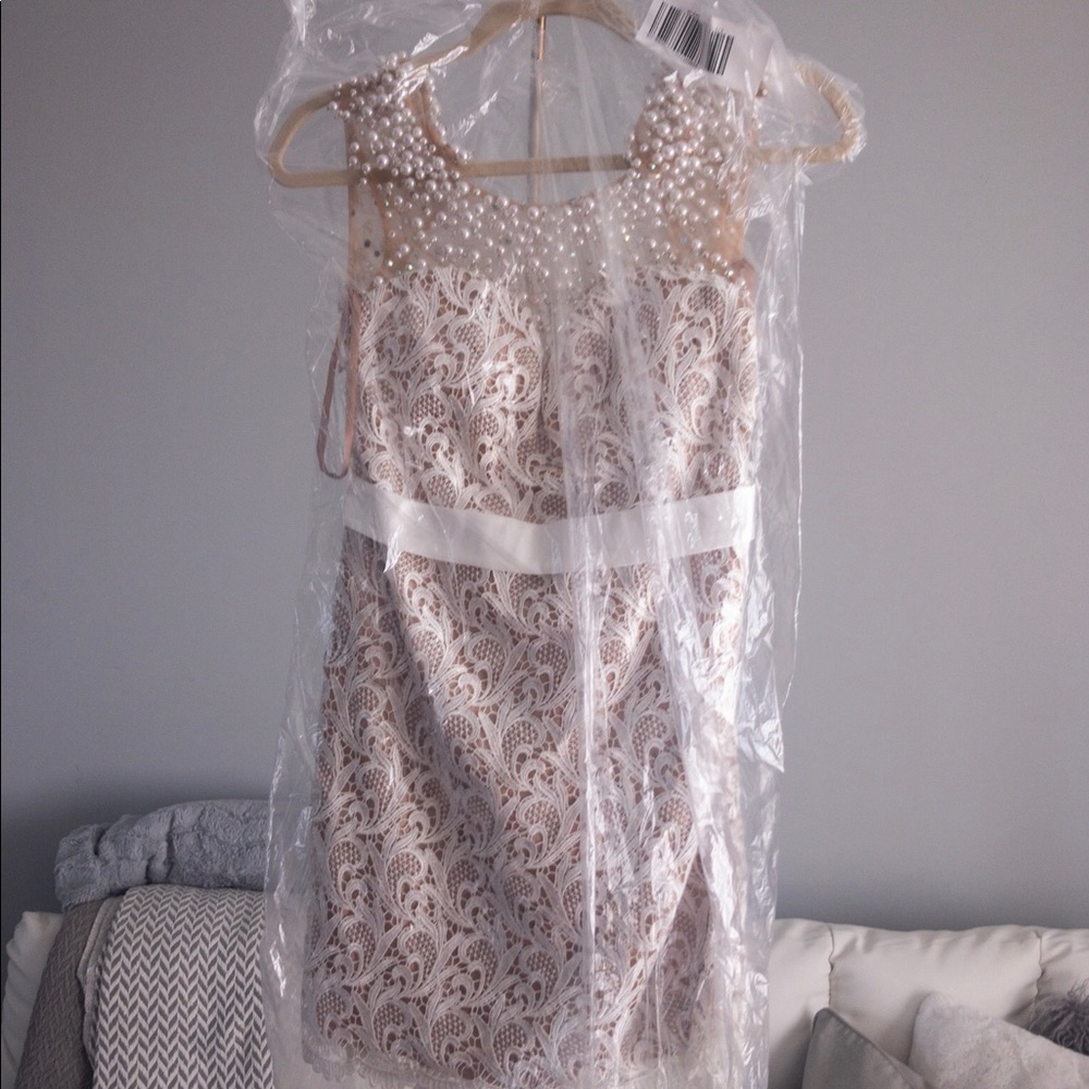 Beautiful pearl white BNWT dress. Size 1/2, XS.